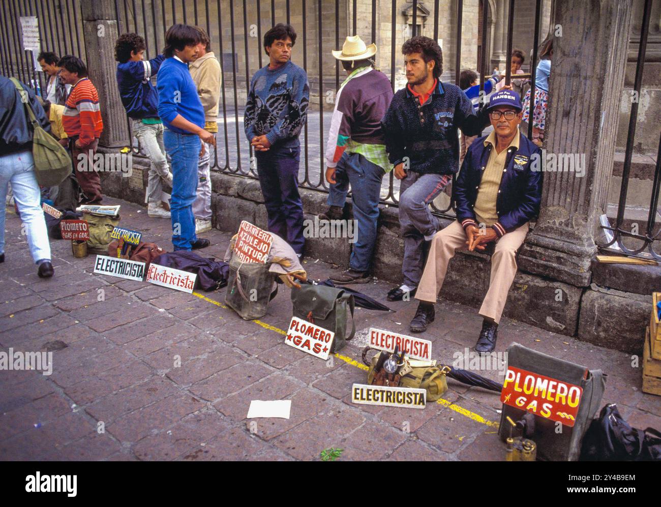 Mexiko, Mexiko-Stadt - Arbeitslose Elektriker und Klempner bieten ihre Dienstleistungen an. Auf dem Zocalo. Stockfoto