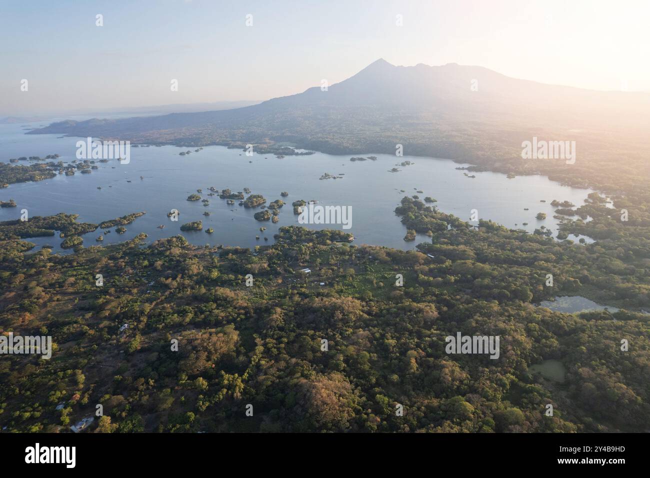 Mombacho Vulkan in sonniger Lichtlandschaft aus der Luft Stockfoto