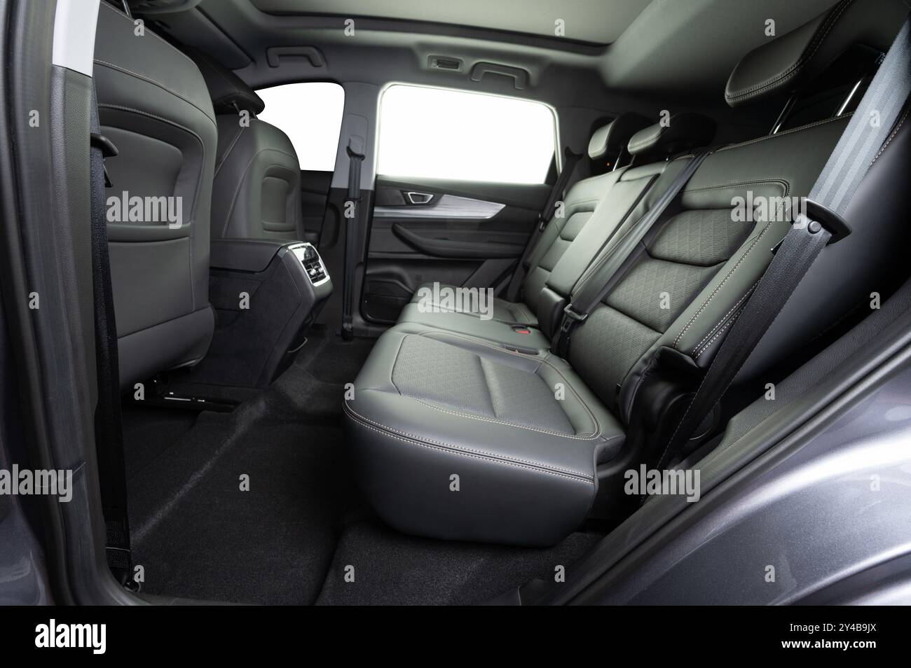 Großer, geräumiger Rückraum im Auto mit Ledersitzen und isolierten Fenstern Stockfoto