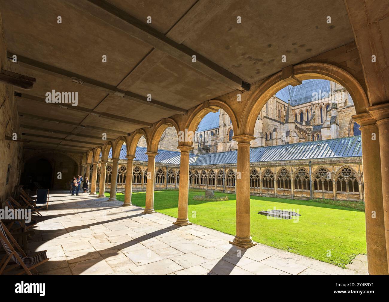 Überdachter Gang um den Klostergarten in der Lincoln Cathedral, England. Stockfoto