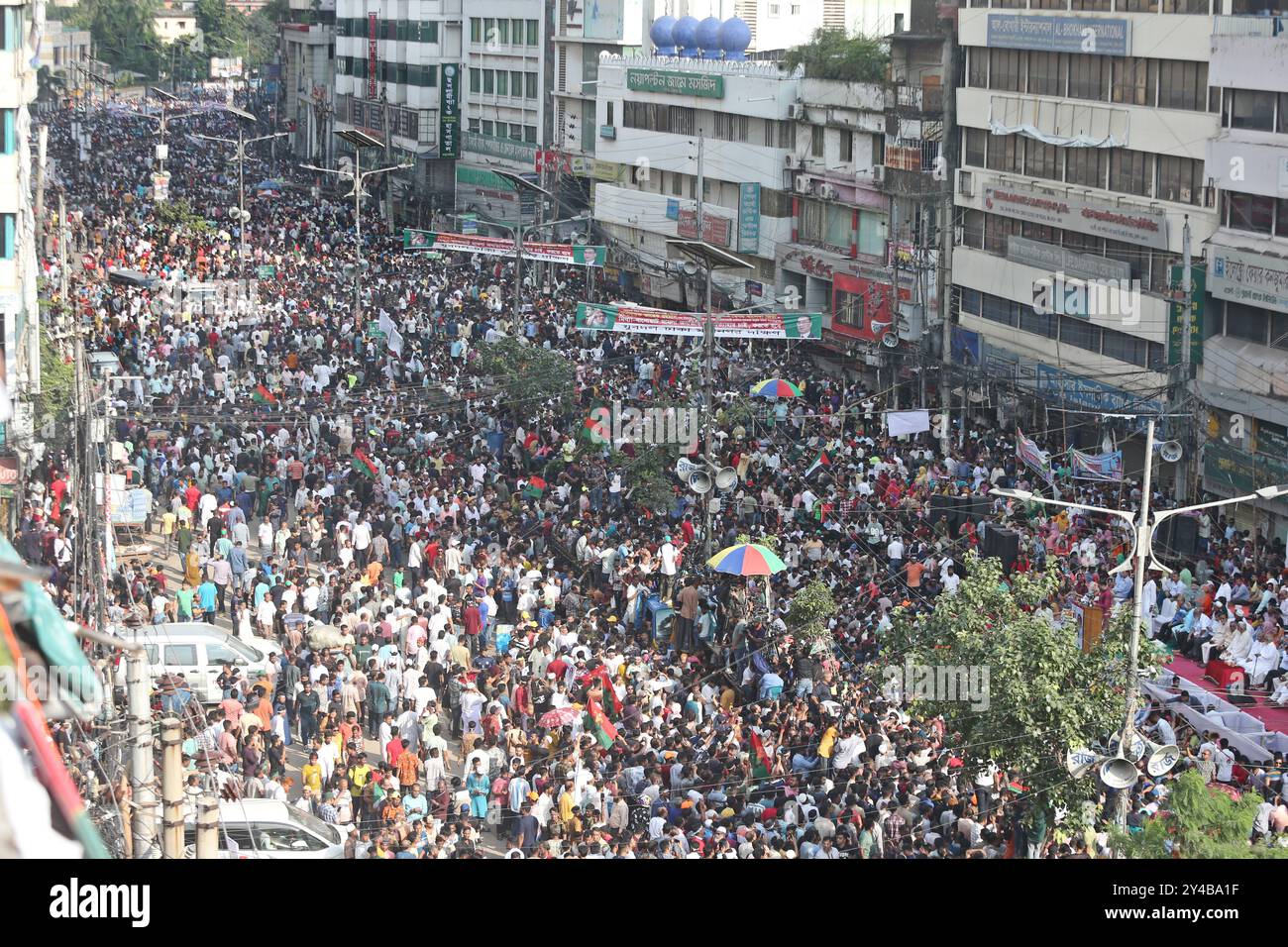 Tausende von Führern und Aktivisten der Bangladesch Nationalist Party (BNP) haben sich im Naya Paltan Gebiet von Dhaka versammelt, während die Partei eine Kundgebung abhält Stockfoto