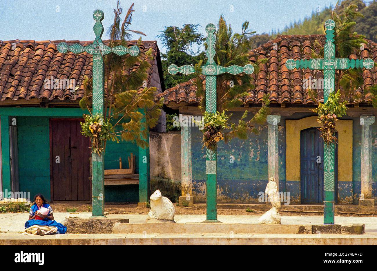 Mexiko. Kreuze am Palmensonntag im Dorf Tzotzil San Juan Chamula. Stockfoto