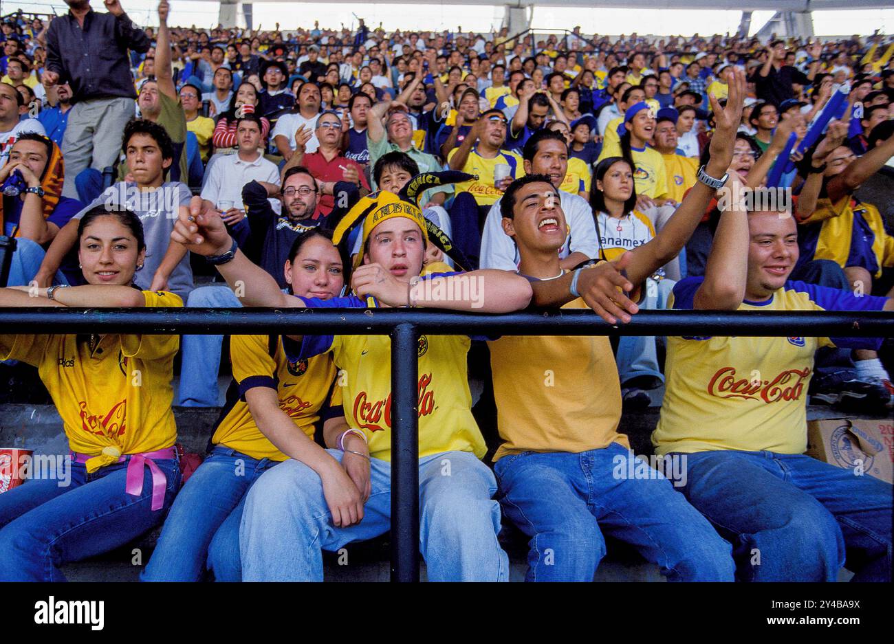 Mexiko, Mexiko-Stadt. Unterstützer im Estadio Azteca. Fußballstadion des Club America. Stockfoto
