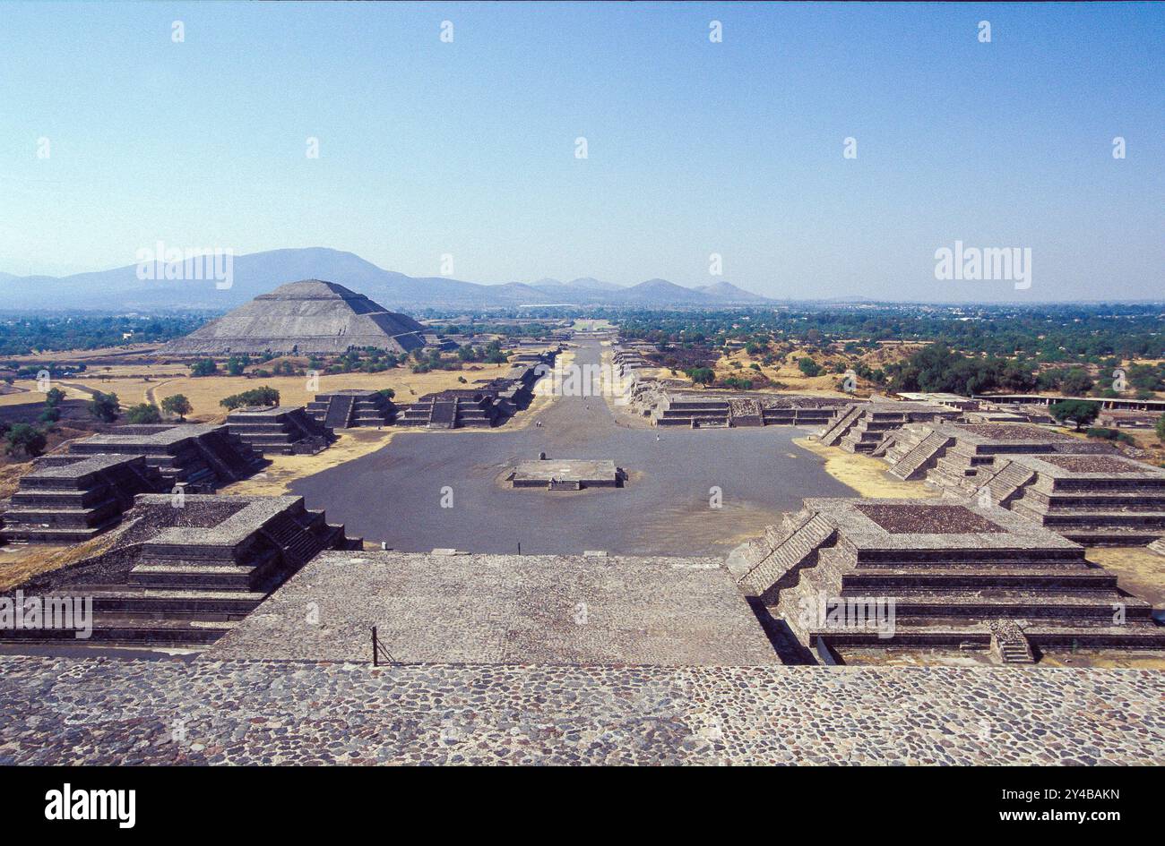 Mexiko - Avenue der Toten und Pyramide des Mondes an der archäologischen Stätte Teotihuacan in der Nähe von Mexiko-Stadt. Stockfoto