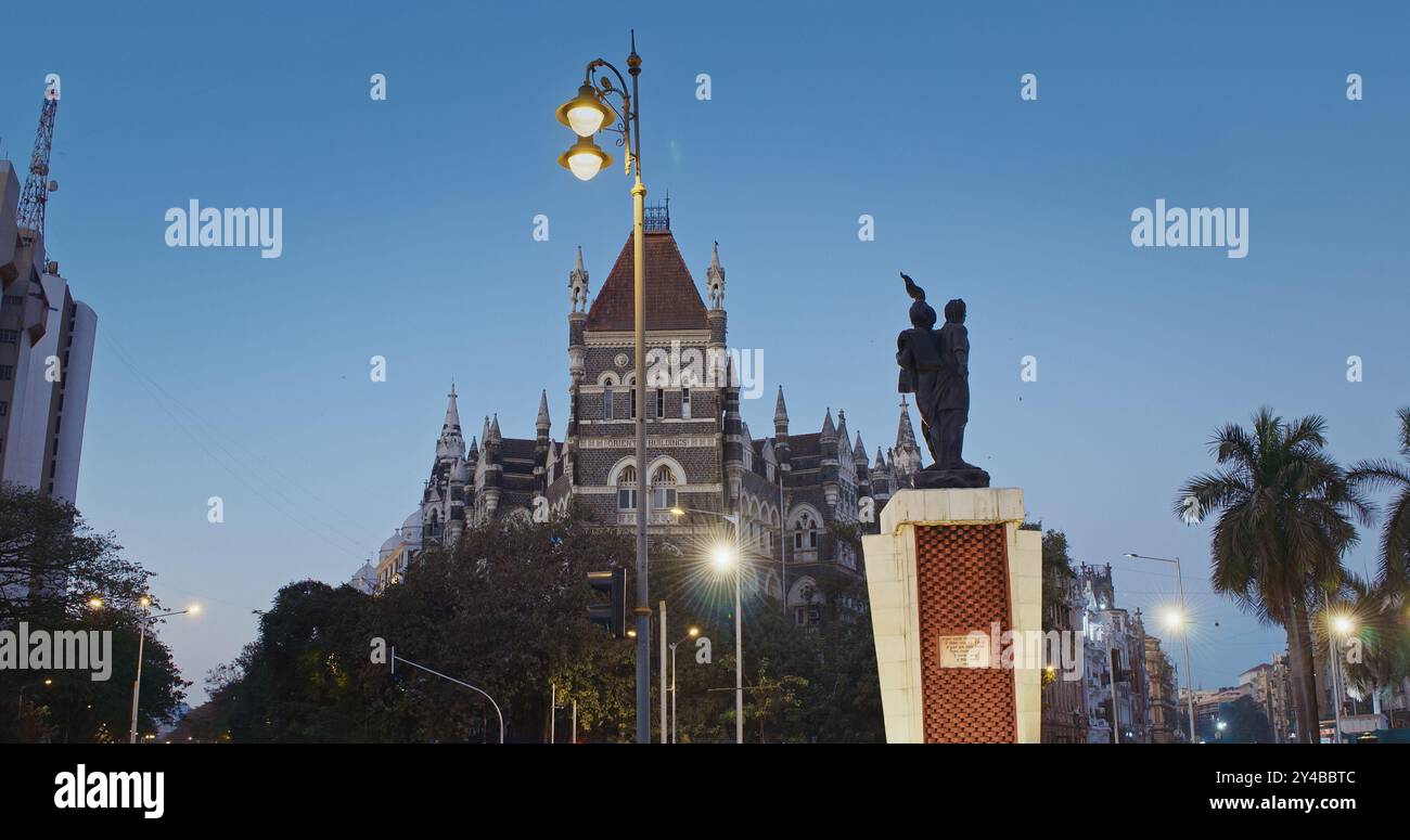 Mumbai, Indien. Die Leute Gehen Zu Fuß Und Werfen Hutatma Chowk Oder Märtyrerplatz. Der Platz Beherbergt Den Flora-Brunnen. Die Statue Des Märtyrers Mit Flamme Steht Neben Der Flora Stockfoto