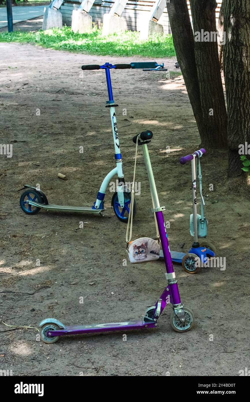 Moskau, Russland - 13. Mai 2018: Drei bunte Motorroller stehen im Park. Stockfoto