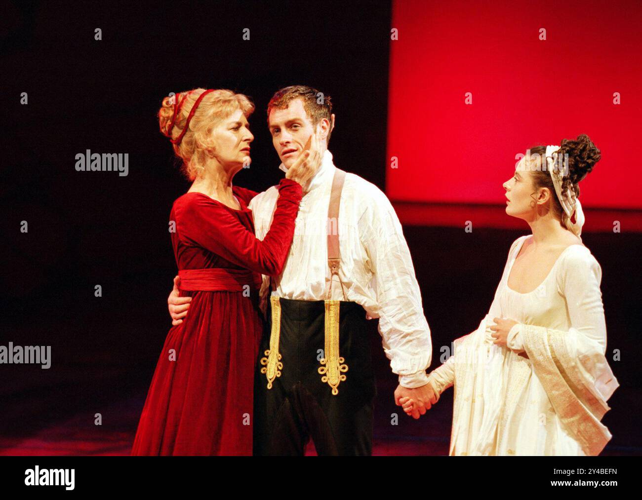 l-r: Caroline Blakiston (Volumnia), Toby Stephens (Coriolanus), Monica Dolan (Virgilia) in CORIOLANUS von Shakespeare bei der Royal Shakespeare Company (RSC), Barbican Theatre, London EC2 10/08/1995 Design: Fran Thompson Beleuchtung: Alan Burrett Fights: Terry King Regisseur: David Thacker Stockfoto