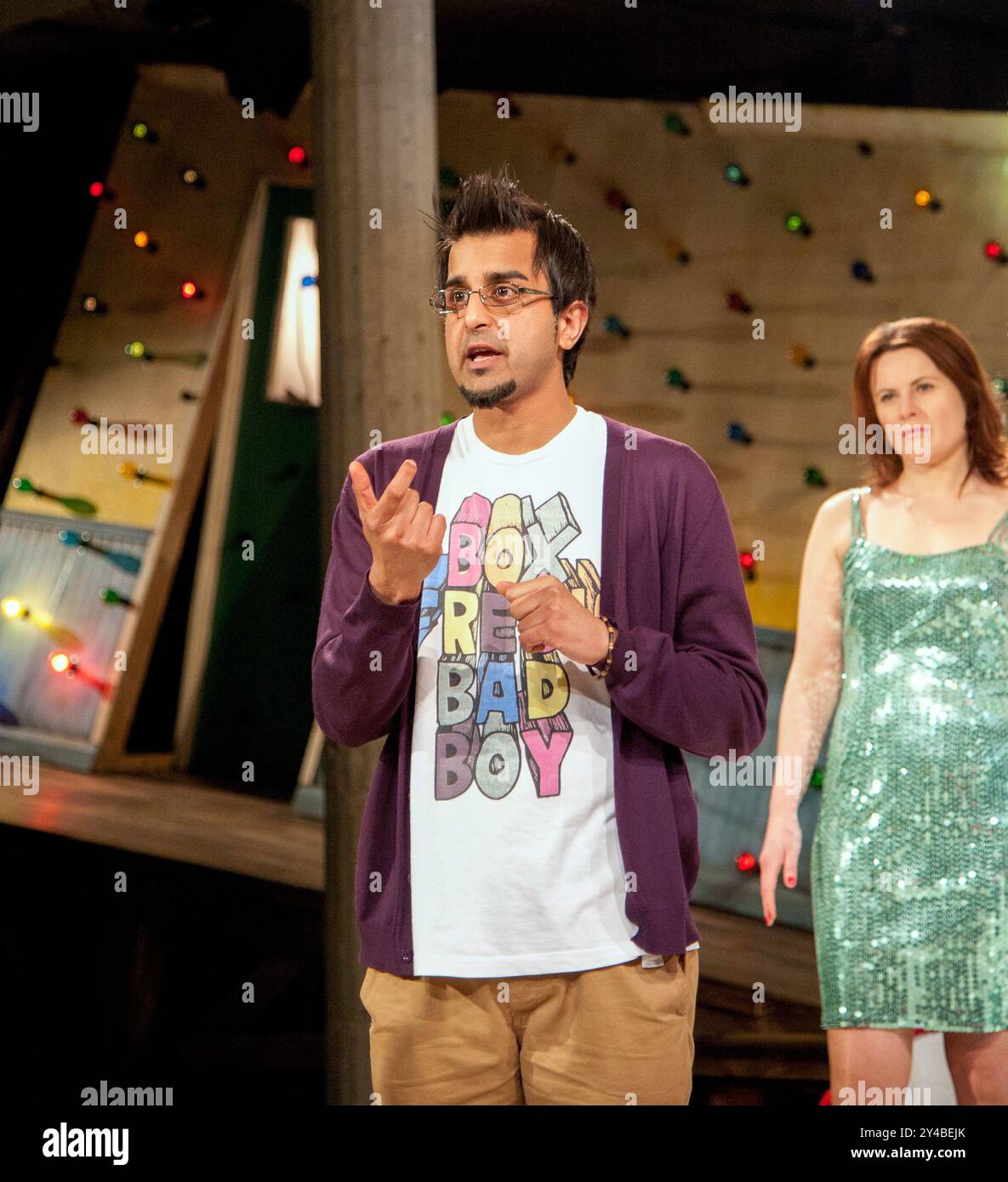 Madani Younis (Regisseur und künstlerische Leiterin des Bush Theatre) mit Monica Dolan (Loretta) beim Pressefoto für CHALETLINIEN von Lee Mattinson im Bush Theatre, London W12 12/04/2012 Design: Leslie Travers Beleuchtung: Tim Mascall Direktor: Madani Younis Stockfoto