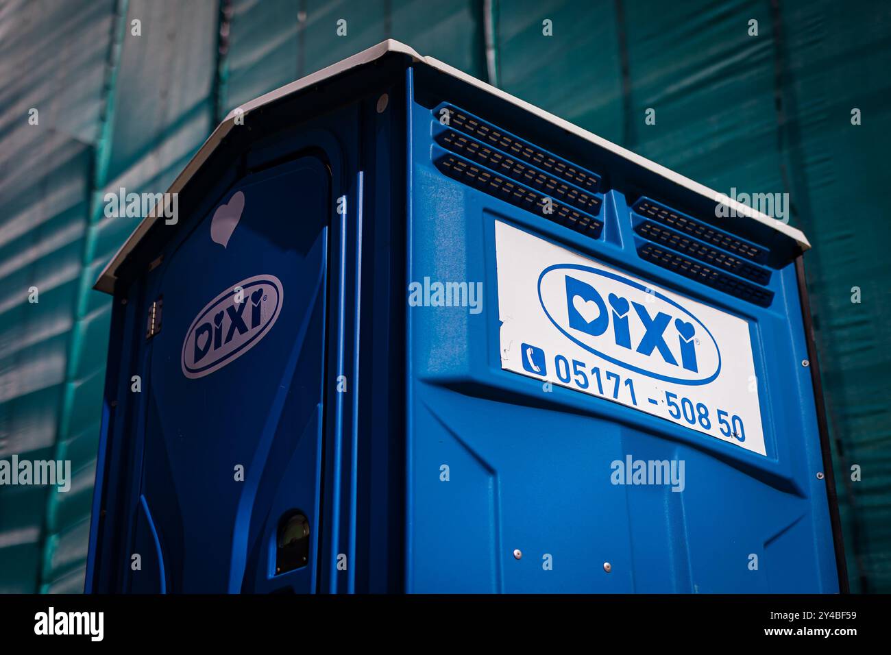 Celle, Deutschland. September 2024. Auf einer Baustelle steht eine mobile Toilettenkabine der Firma Toi Toi & Dixi Sanitärsysteme. Kredit: Moritz Frankenberg/dpa/Alamy Live News Stockfoto