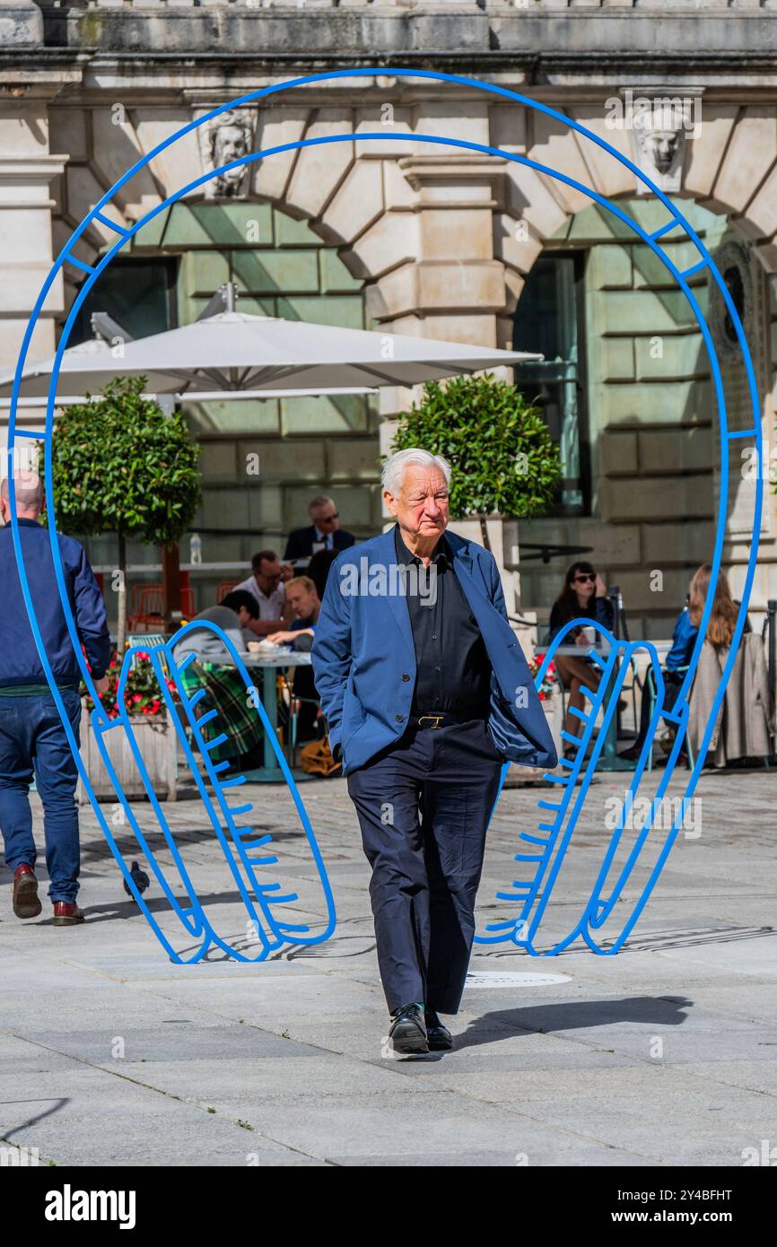 London, Großbritannien. September 2024. Craig-Martin geht in seiner Einzelausstellung in der Royal Academy of Arts, London, die vom 21. September bis zum 10. Dezember 2024 stattfindet, vorbei an Headphones (Blue) 2020 und anderen Skulpturen vor dem RA-Künstler Michael Craig-Martin. Guy Bell/Alamy Live News Stockfoto