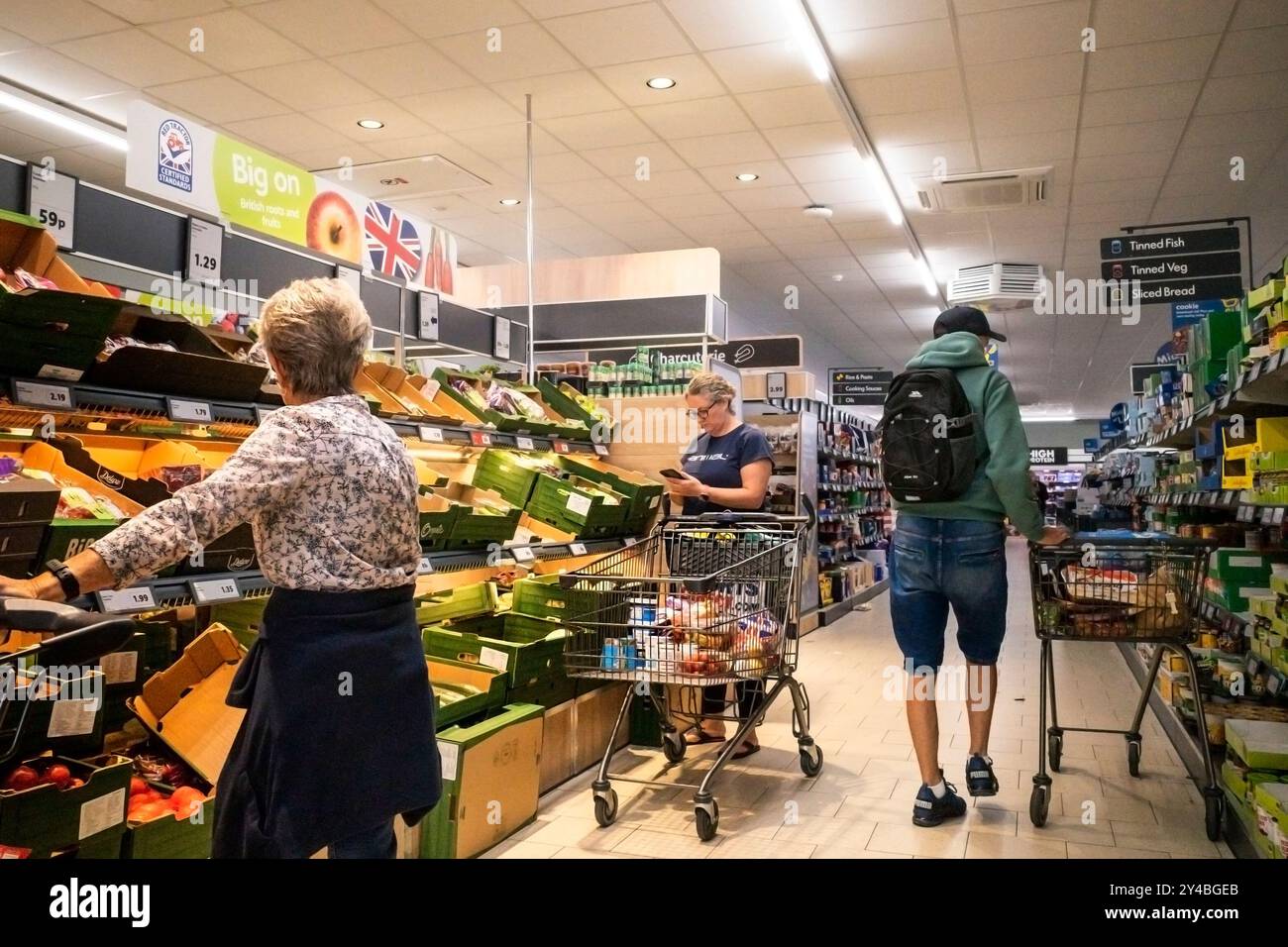 Kunden, die in einem Lidl-Geschäft in England (Großbritannien) einkaufen. Stockfoto