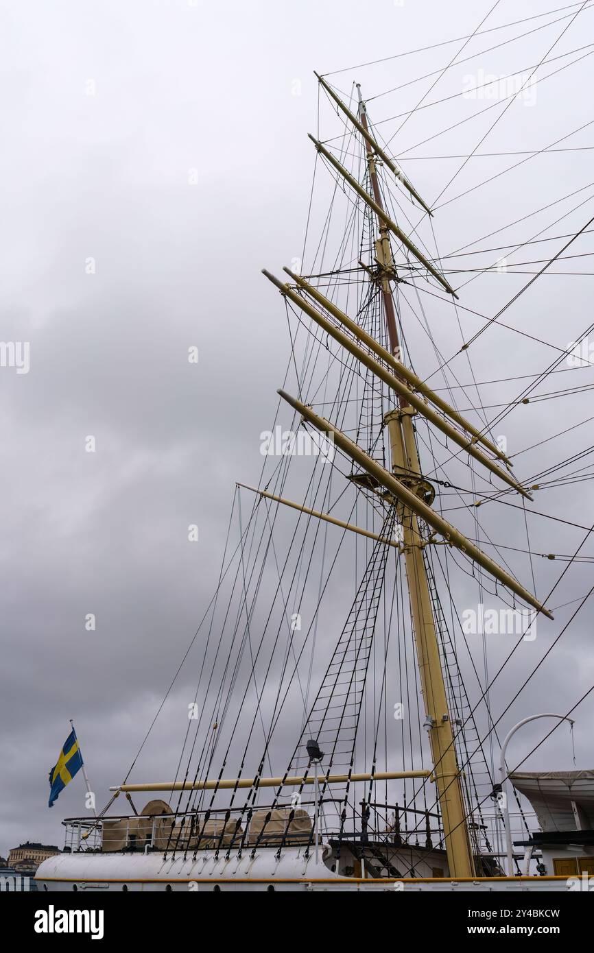 Hoher Schiffsmast und Takelage vor einem bewölkten Himmel in Schweden Stockfoto