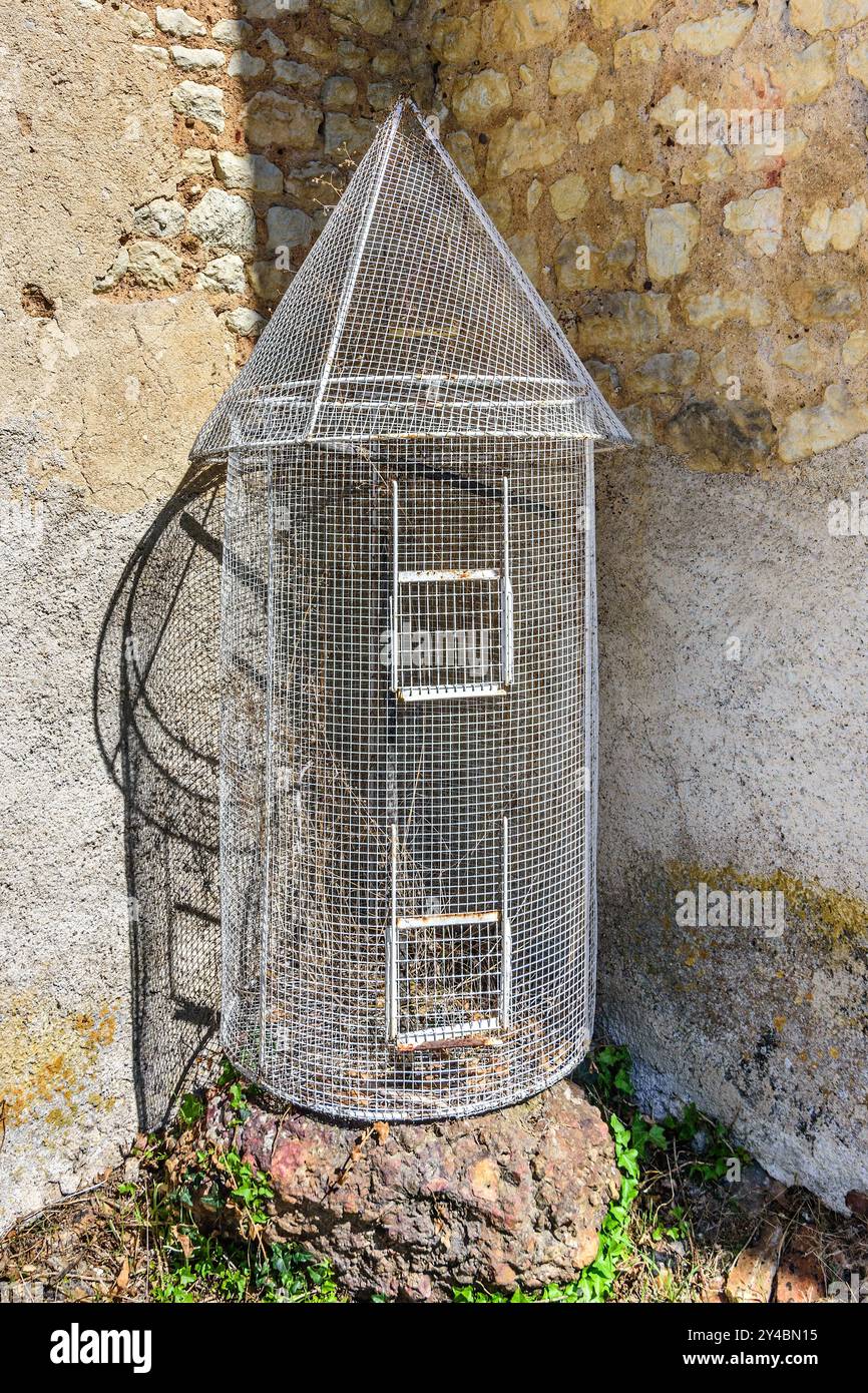 Alter Vogelkäfig auf dem Gelände des Chateau de Boussay - Boussay, Indre-et-Loire (37), Frankreich. Stockfoto