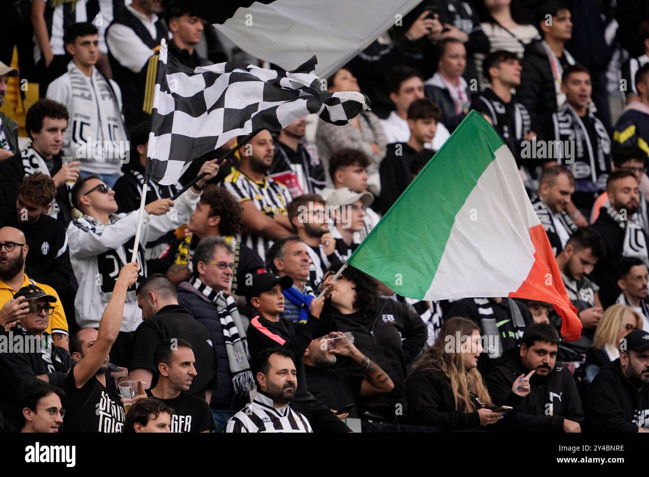 Torino, Italien. August 2024. Juventus-Fans während des Fußballspiels der UEFA Champions League zwischen Juventus FC und PSV Eindhoven im Juventus-Stadion in Turin, Nordwesten Italiens - 17. September 2024. Sport - Fußball . (Foto: Fabio Ferrari/LaPresse) Credit: LaPresse/Alamy Live News Stockfoto