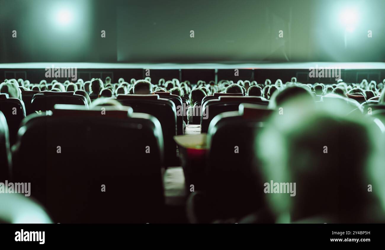 Kinosaal, Blick des Publikums auf die Leinwand. Präsentation im Konferenzraum Stockfoto