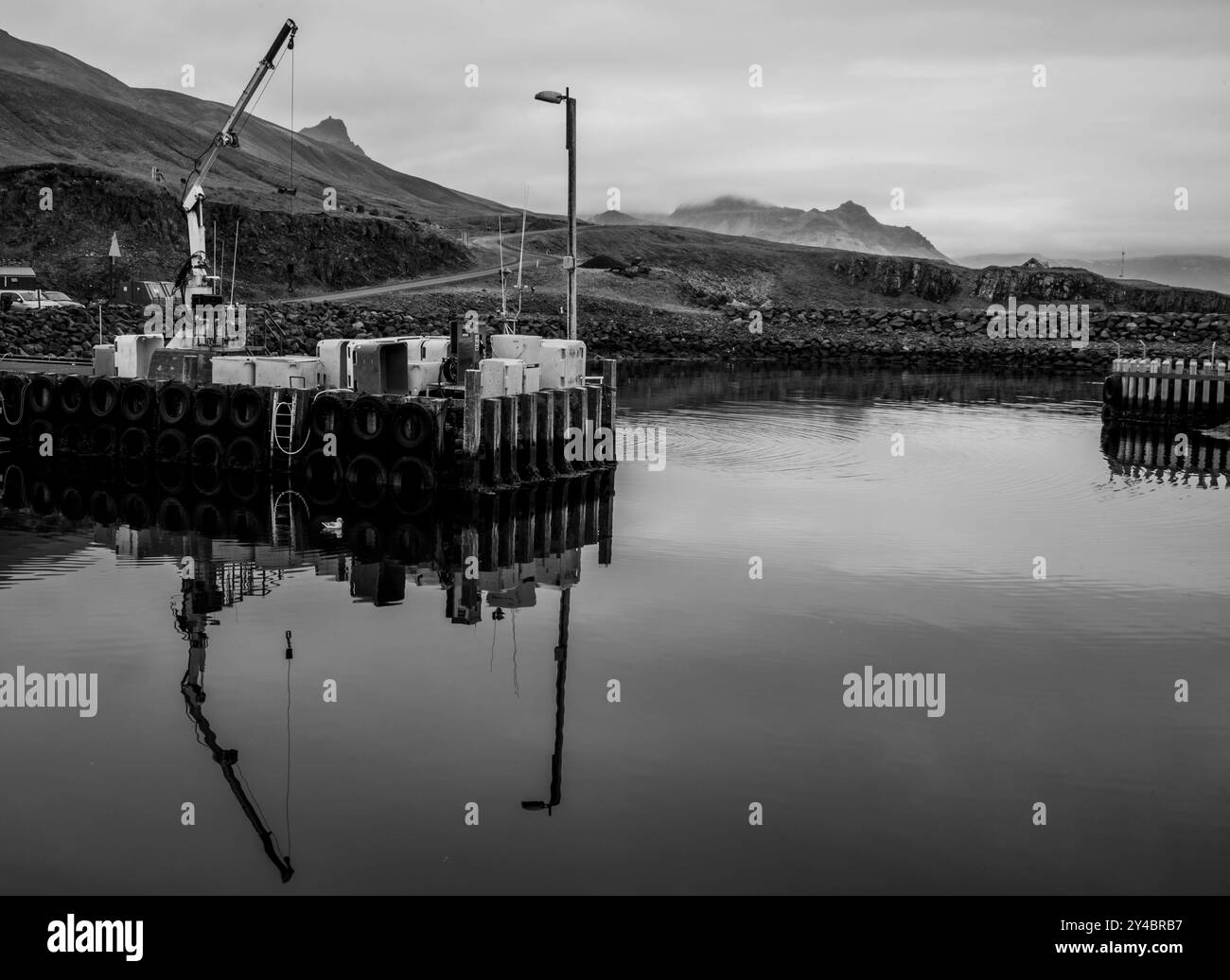 Leerer Fischereihafen am Ende des Fjords bei Borgarfjordur Eystri in Island Stockfoto