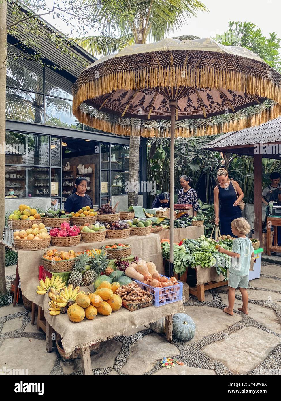 Ubud, Bali - 3. Juli 2022: Traditioneller balinesischer Lebensmittelmarkt in Ubud mit verschiedenen lokalen Gemüse und Früchten Stockfoto