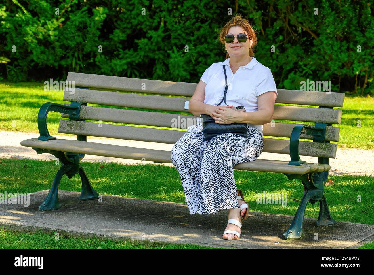 Lateinamerikanische Frau im öffentlichen Park, Toronto, Kanada Stockfoto