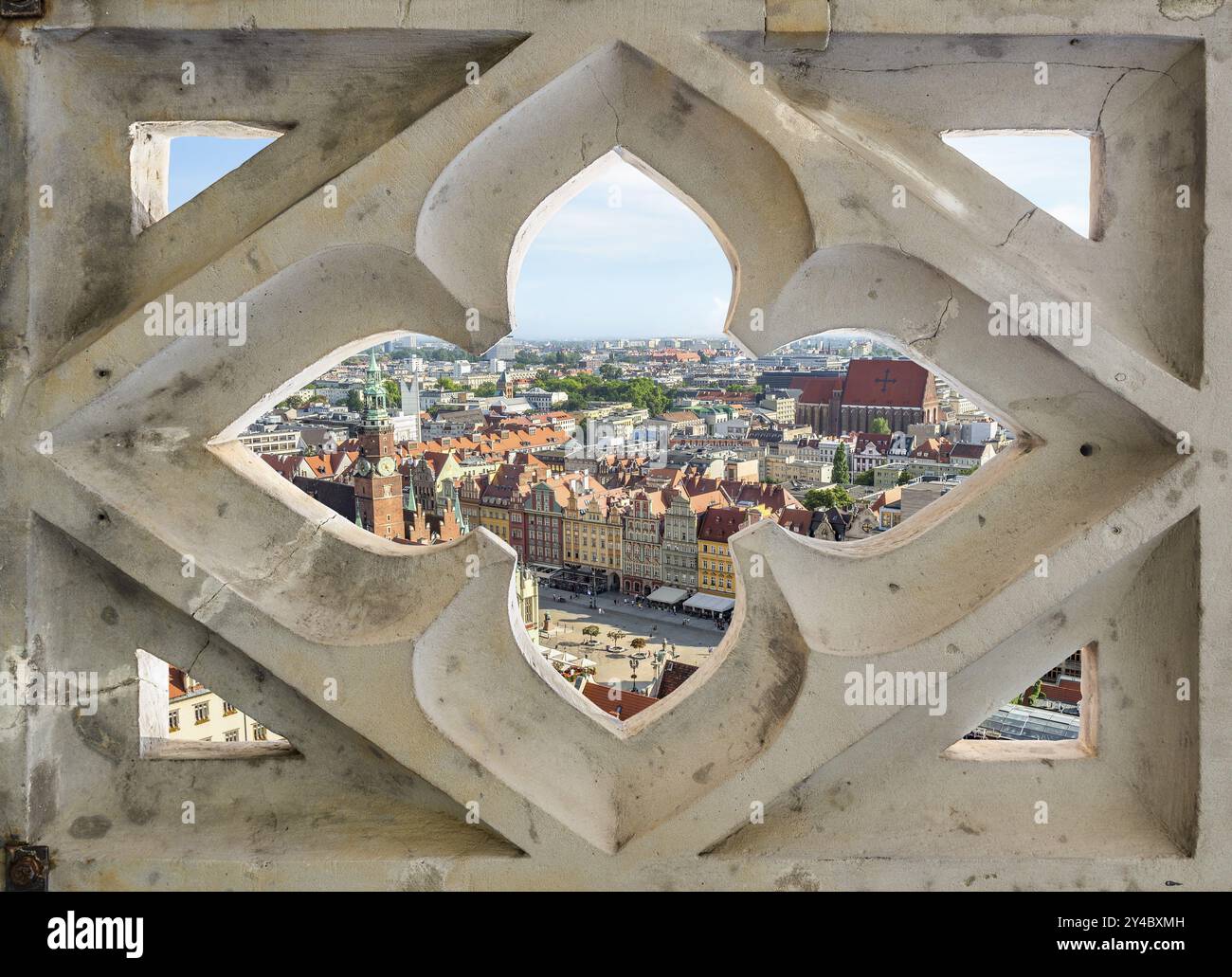 Luftaufnahme von Breslau durch architektonische Ornamente auf der Aussichtsplattform, Polen, Europa Stockfoto