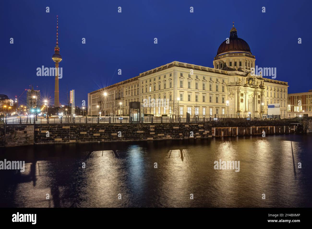 Das wiederaufgebaute Stadtschloss und der Fernsehturm in Berlin bei Nacht Stockfoto