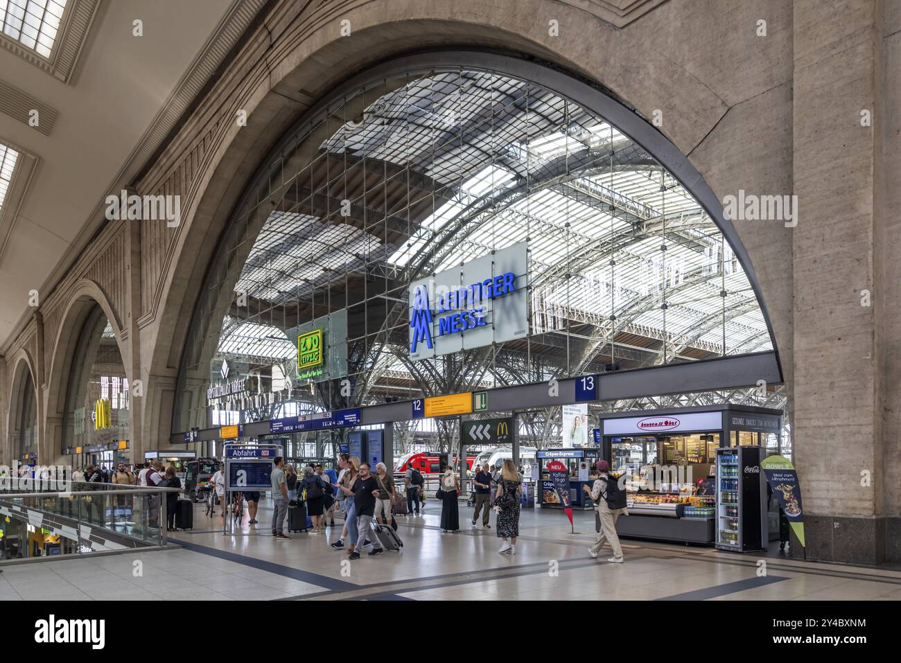 Promenaden am Hauptbahnhof mit Geschäften und Reisenden, Leipzig, Sachsen, Deutschland, Europa Stockfoto