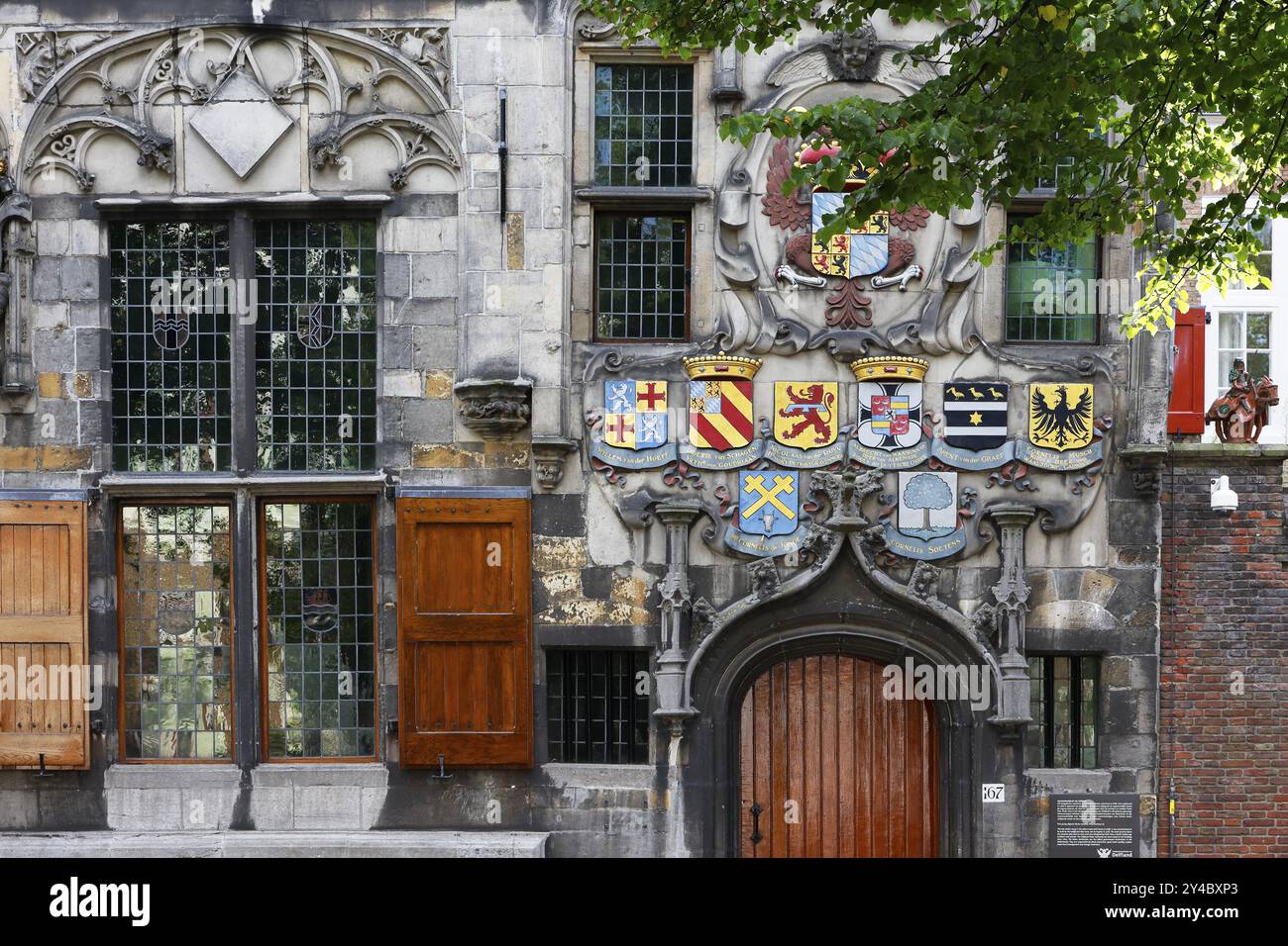 Historisches Stadtzentrum von Delft, Gemeenlandshuis van Delfland, ältestes Steinhaus in Delft, Rathaus im gotischen Stil, prächtiges Portal mit Mantel Stockfoto