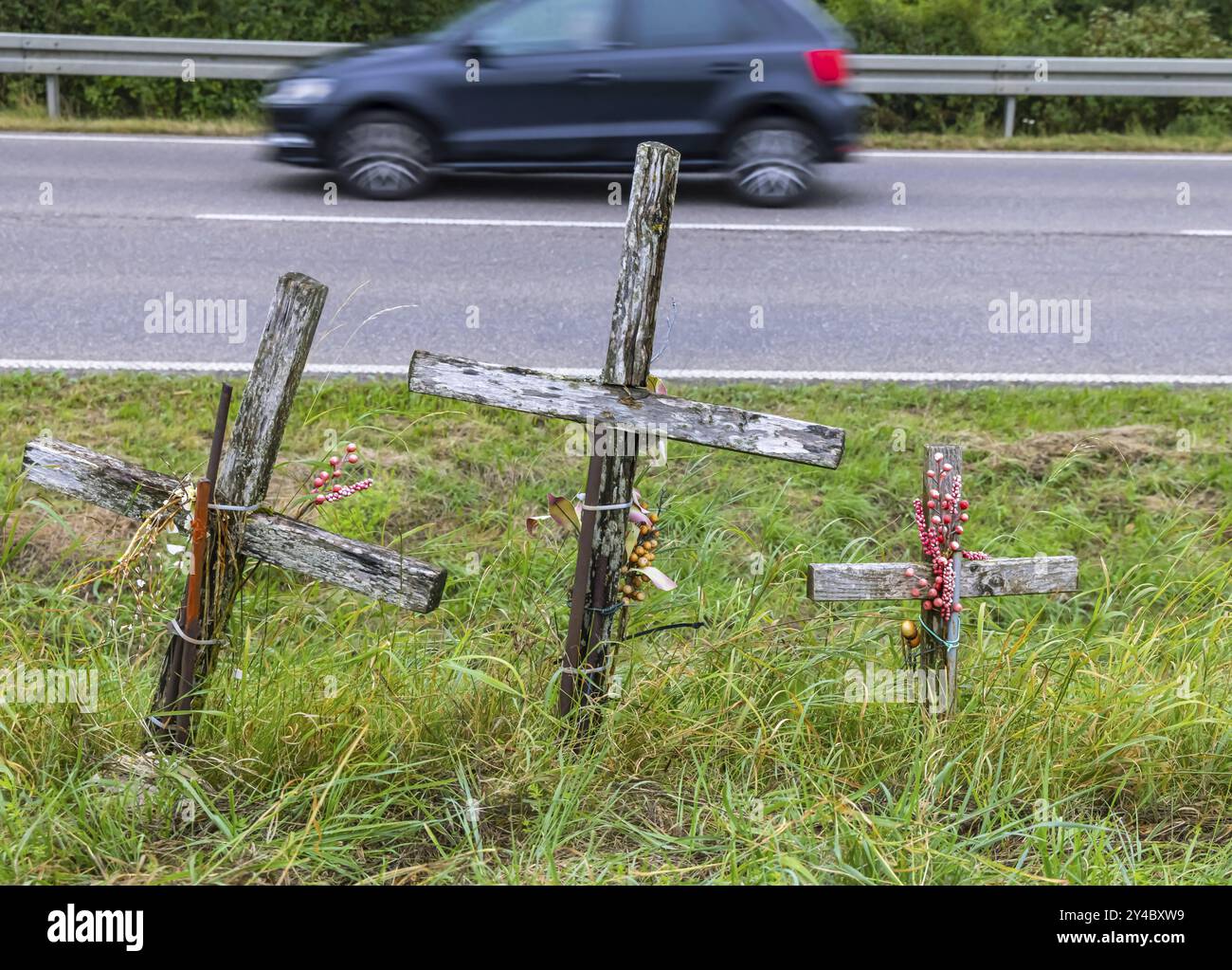 Überqueren Sie eine Landstraße, Symbol der Erinnerung an drei Verkehrsunfallopfer. Laichigen, Baden-Württemberg, Deutschland, Europa Stockfoto