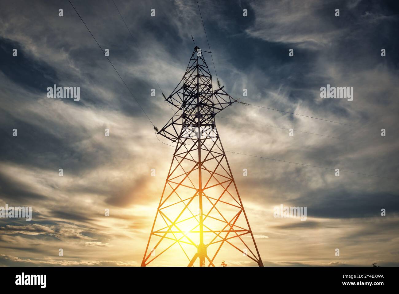 Elektrischer Turm auf einem Hintergrund von Sonne und bewölktem Himmel Stockfoto