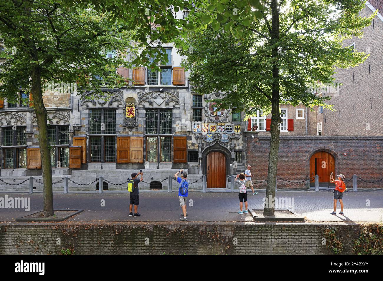 Historisches Stadtzentrum von Delft, Touristen fotografieren Gemeenlandshuis van Delfland, Rathaus, ältestes Steinhaus in Delft, in gotischer Architektur Stockfoto