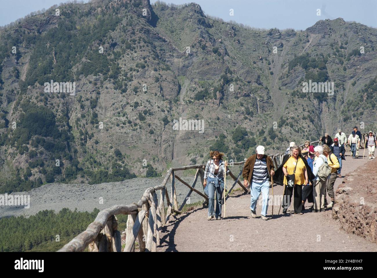 Touristen, die auf einem Pfad zum Vesuv laufen, in der Nähe von Neapel, Parco Nazionale del Vesuvio, Kampanien, Italien, Europa Stockfoto