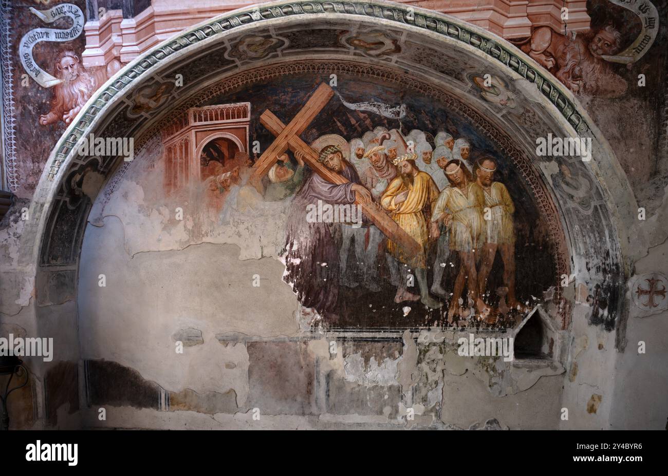 Innenraum, Kreuzführung, spätgotische Fresken von Meister Wenzlaus in der Kapelle unserer Lieben Frau auf dem Friedhof, Pfarrkirche der schmerzhaften Motte Stockfoto