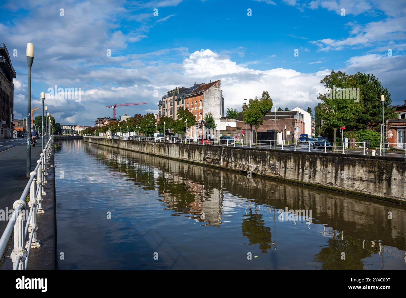 Anderlecht, Hauptstadt Brüssel, Belgien, 16. September 2024 Lokale Industrie reflektiert im Wasser des Kanals am Quai de l Industrie Stockfoto