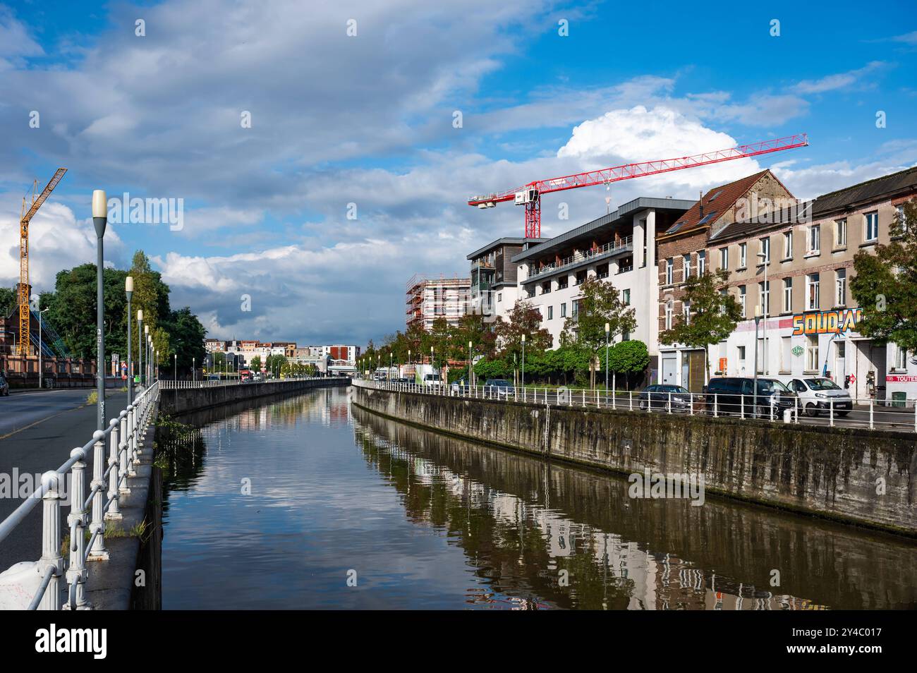 Anderlecht, Hauptstadt Brüssel, Belgien, 16. September 2024 Lokale Industrie und Häuser spiegeln sich im Wasser des Kanals am Quai de l Industrie Stockfoto