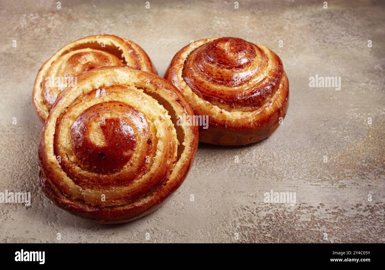 Muffin mit Hüttenkäse und Kokosnuss, Brioche, Gebäck, Frühstück, keine Leute Stockfoto