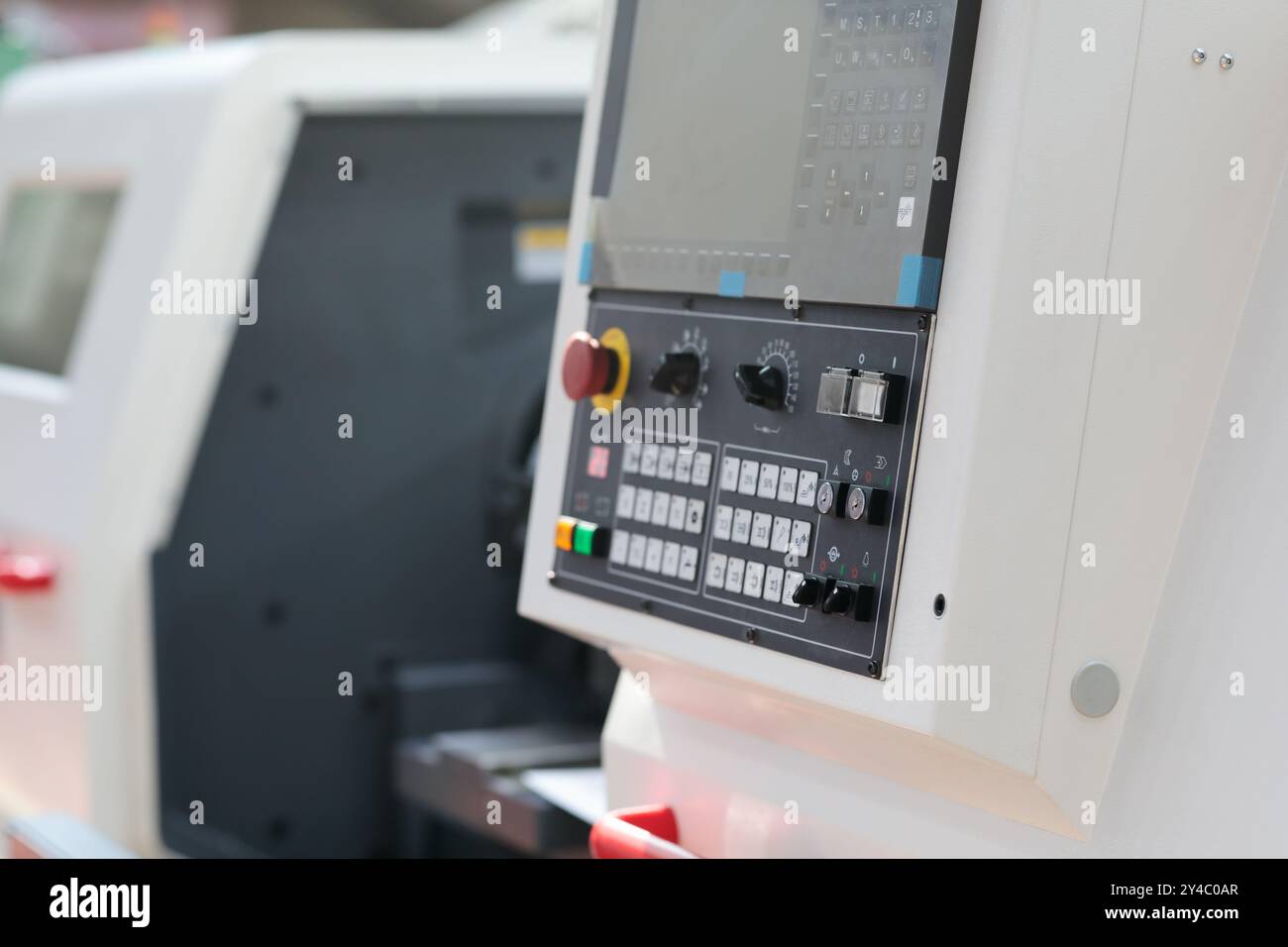 Industrielle CNC-Drehmaschine Bearbeitungszentrum aus nächster Nähe. Selektiver Fokus. Stockfoto