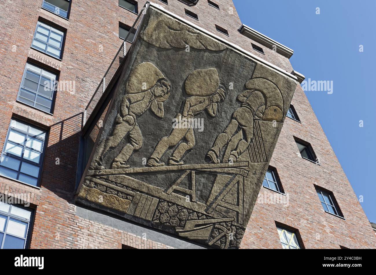 Hafenarbeiter, die Säcke mit Getreide verladen, historisches Relief auf dem Bürogebäude Speicher Dock 13, Medienhafen Düsseldorf, Nordrhein Stockfoto