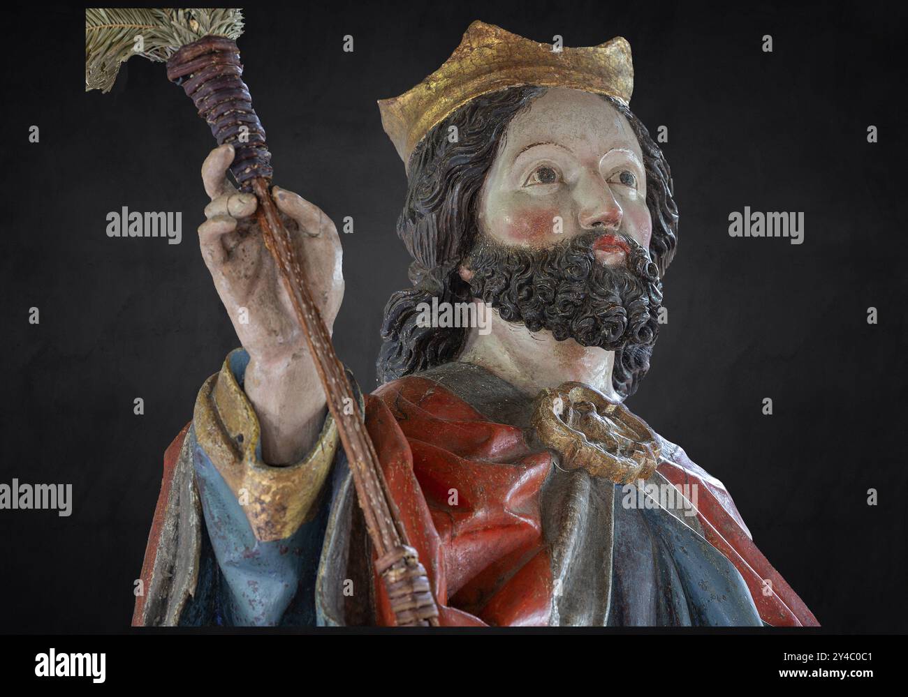 Kopf Christi, Detail des Palmenesels auf schwarzem Hintergrund, Holzfigur um 1470, Kirche St. Jodokus, Bad Oberdorf, Oberallgaeu, Bava Stockfoto