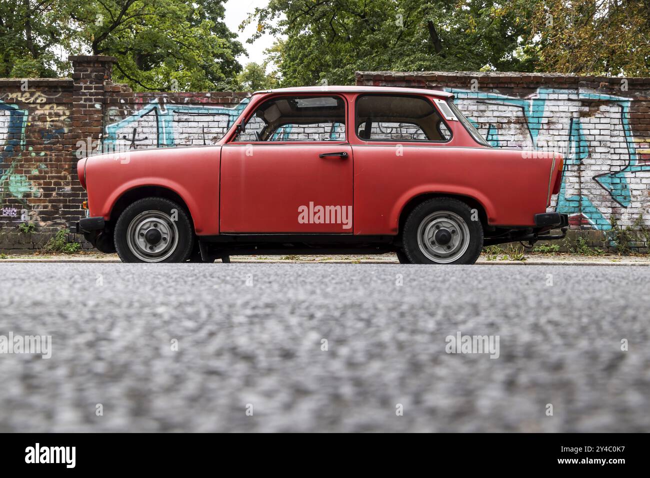 Trabant. Gedenkstätte Berliner Mauer, Anblick und Erinnerung an die Spaltung durch die Berliner Mauer und an die Todesopfer an der Grenze. Bernauer Straße, Berlin, Ge Stockfoto