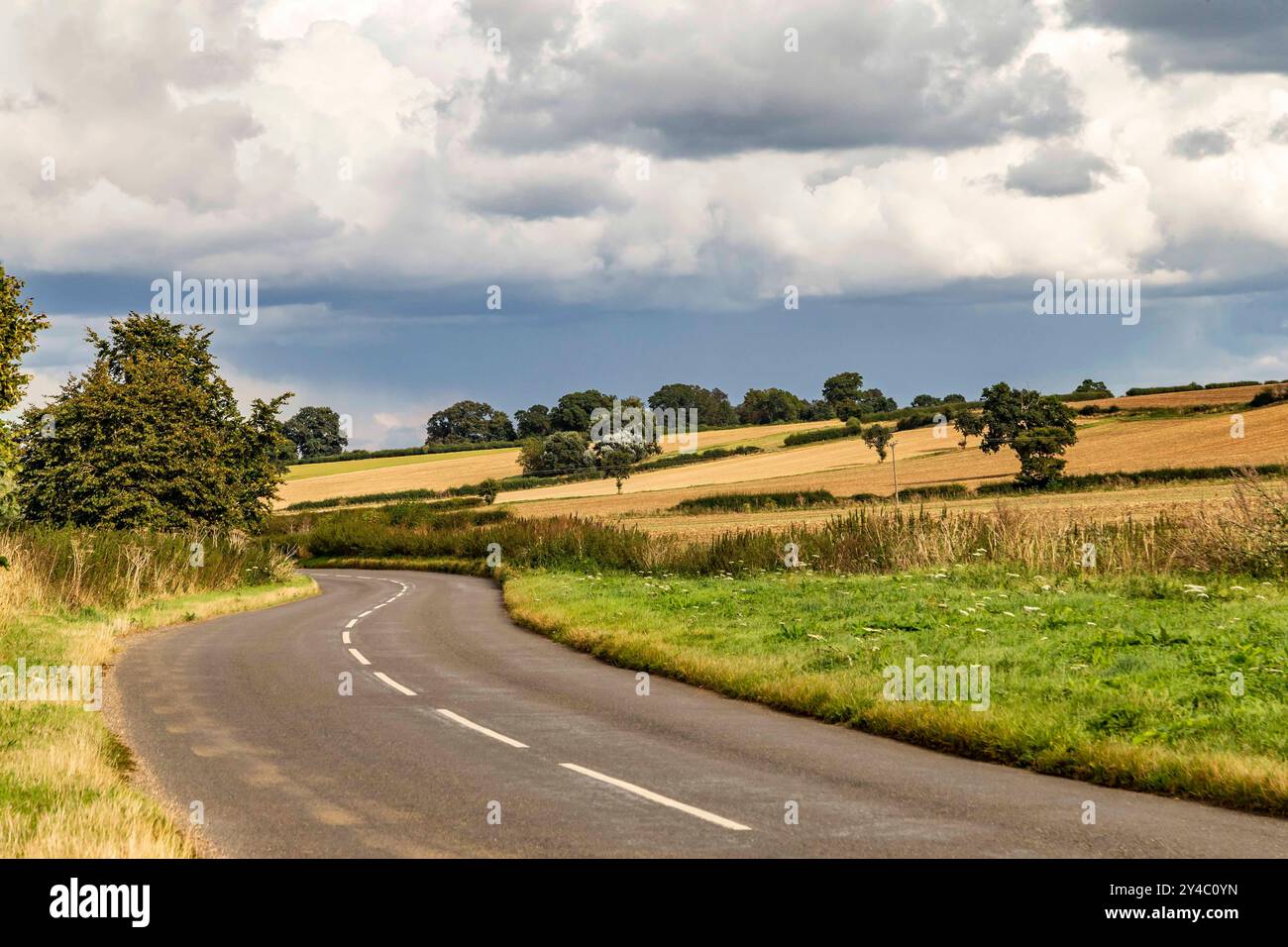 Whiston Road Northampton führt nach Grendon, Northamptonshire, England, Großbritannien. Stockfoto