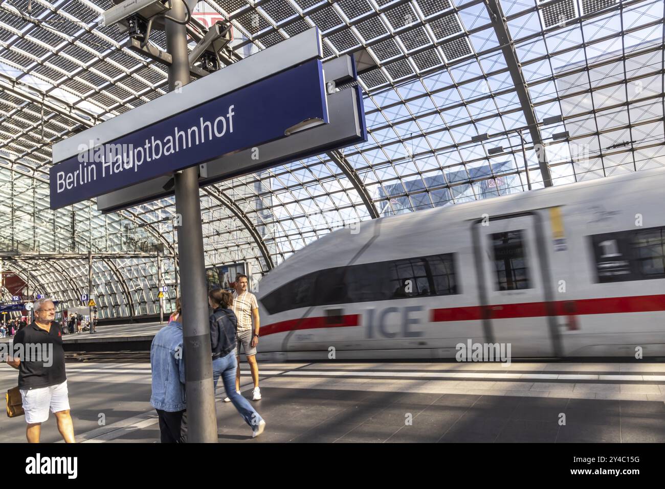 Hauptbahnhof mit Bahnsteighalle mit Glasdachkonstruktion mit integrierter Photovoltaikanlage, ICE, Bahnhofsschild, Berlin, Deutschland, Europa Stockfoto