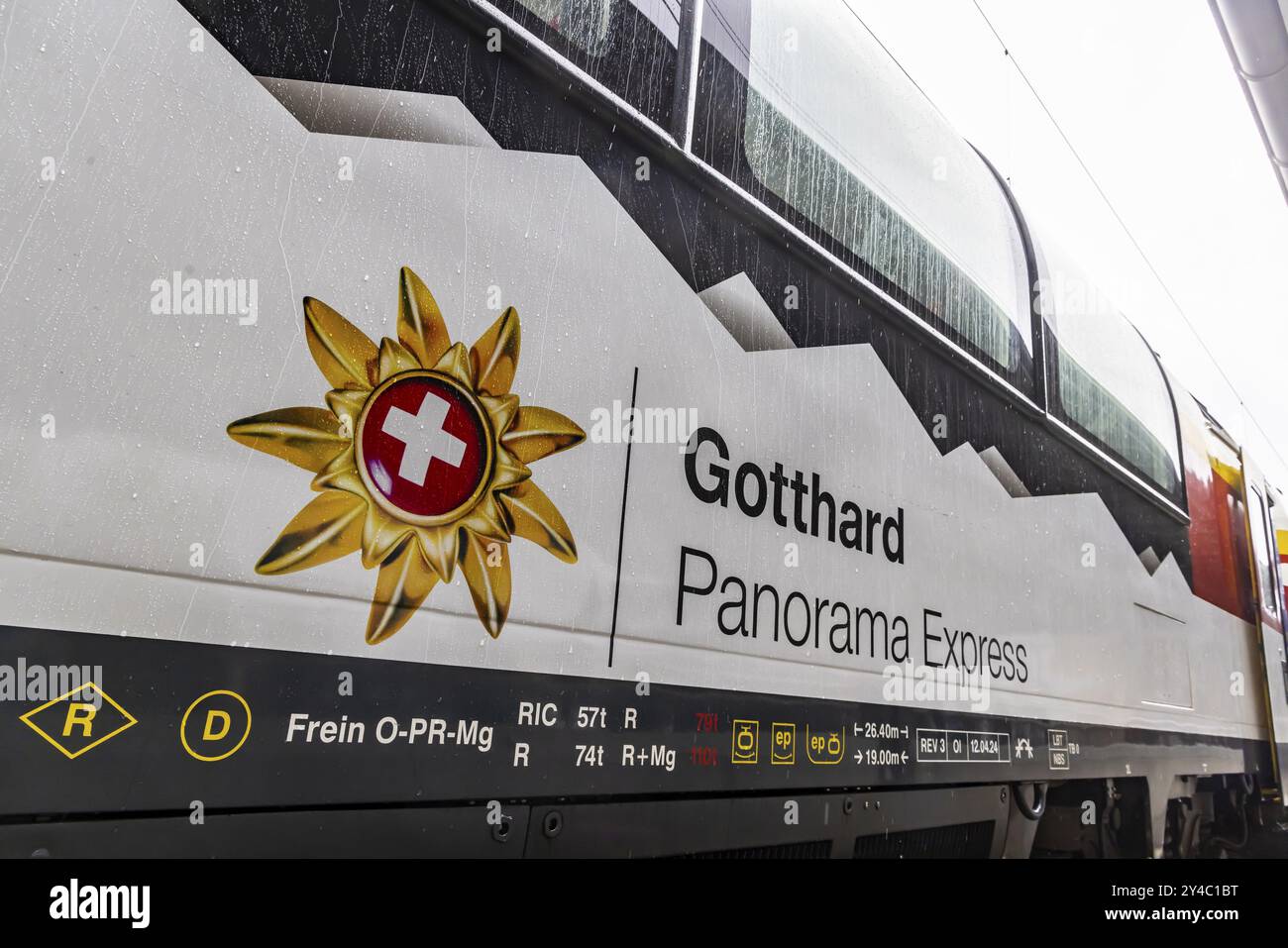 Gotthard Panorama Express, Touristenzug der Schweizerischen Bundesbahnen auf der Gotthardbahn. Flueelen, Kanton URI, Schweiz, Europa Stockfoto