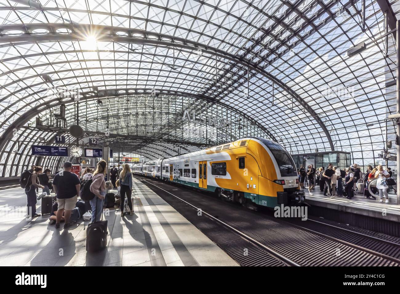 Hauptbahnhof mit Bahnsteighalle mit Glasdachkonstruktion, Regionalzug ODEG, Berlin, Deutschland, Europa Stockfoto