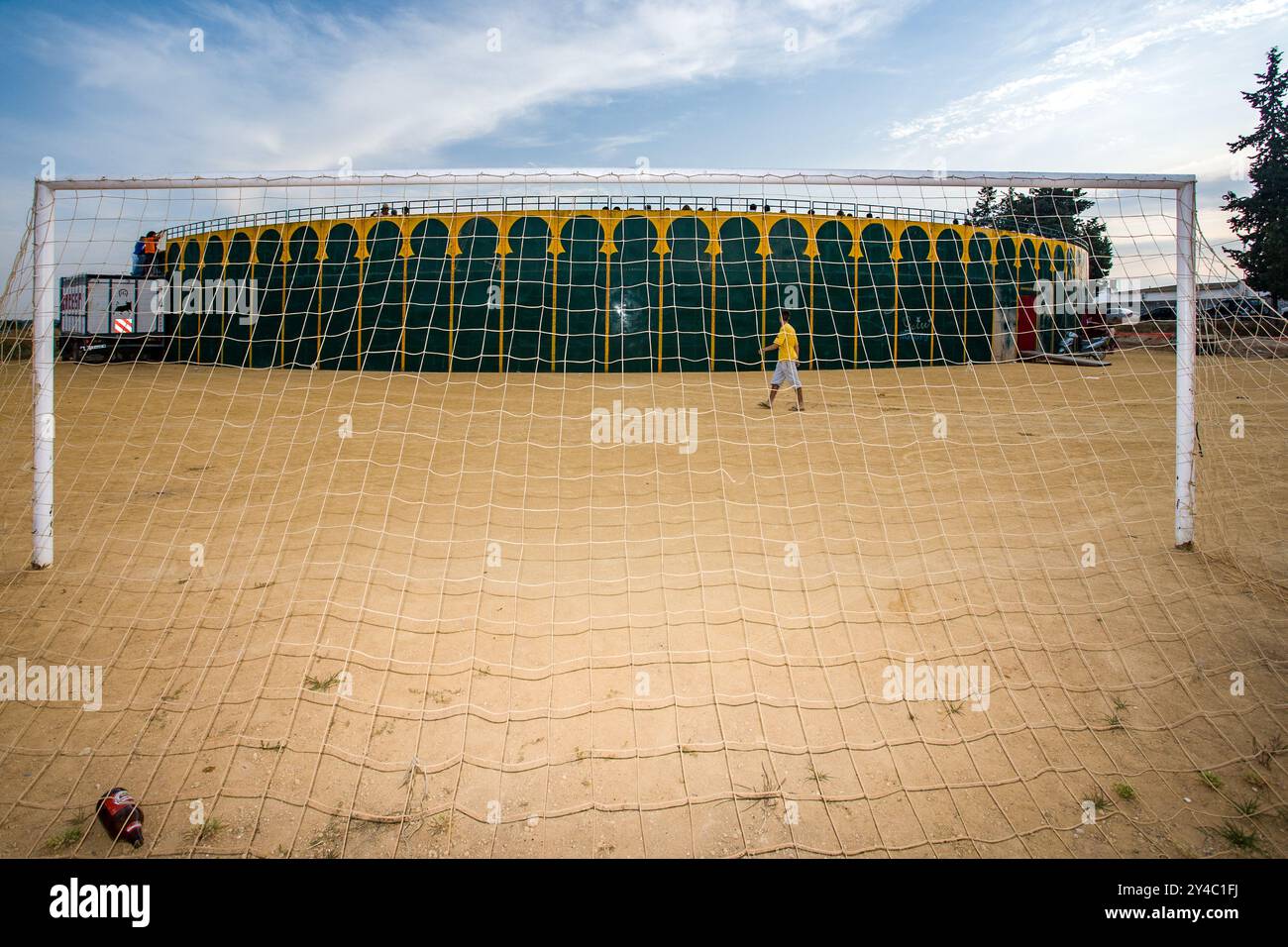 Eine tragbare Stierkampfarena auf einem Fußballfeld in Aznalcazar, Sevilla, Spanien. Die einzigartige Kombination aus Sport und Kultur in einem Outdoor-Set Stockfoto