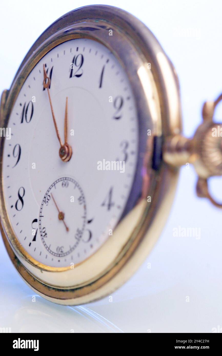 Eine alte Taschenuhr zeigt fünf bis zwölf, Studio Stockfoto