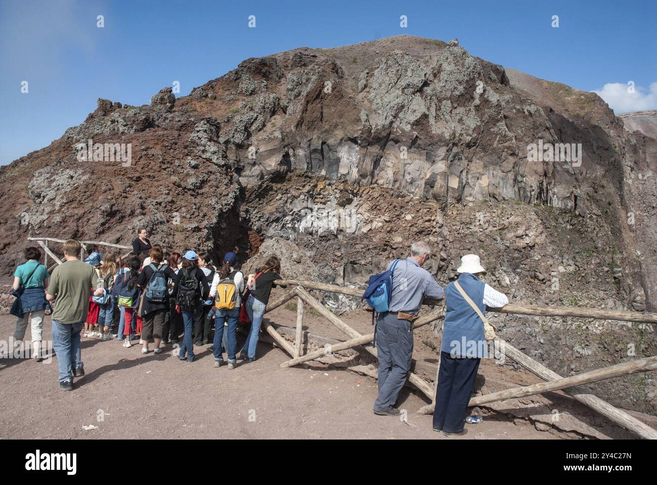 Touristen auf einem Pfad entlang des Kraterrandes, Vesuv, in der Nähe von Neapel, Parco Nazionale del Vesuvio, Kampanien, Italien, Europa Stockfoto