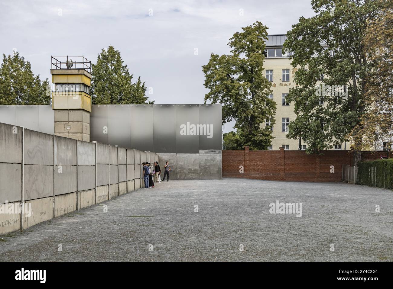 Gedenkstätte Berliner Mauer, Anblick und Erinnerung an die Spaltung durch die Berliner Mauer und an die Todesopfer an der Grenze. Ursprünglicher, erhaltener Randstreifen mit Stockfoto