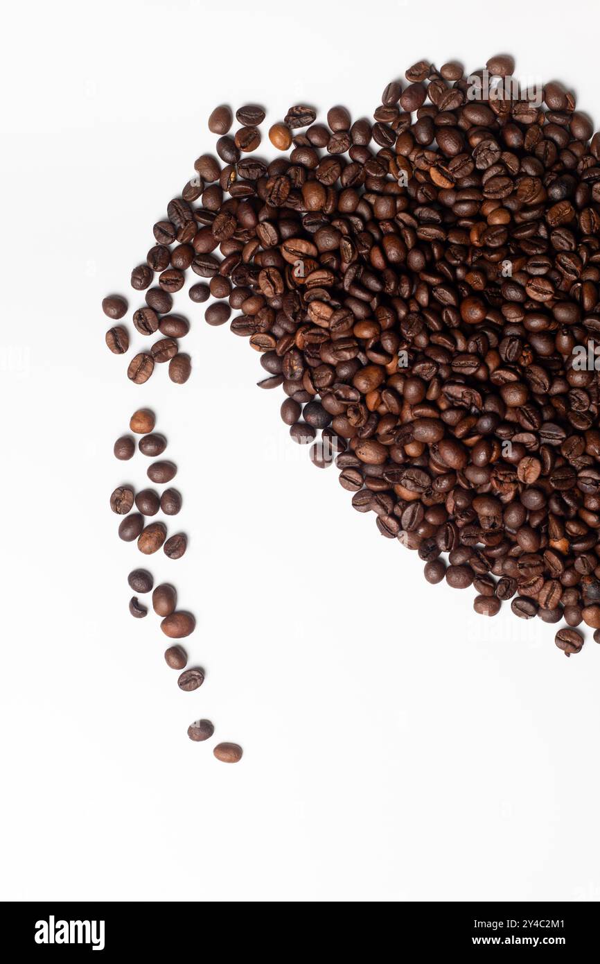 Kaffeebohnen, die in Form einer Tasse auslaufen Stockfoto
