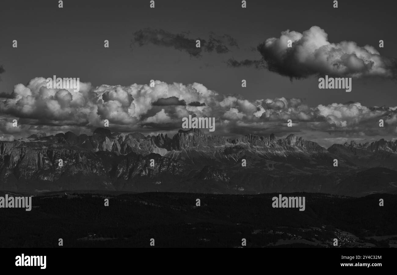 Blick vom Panoramaweg auf das Vigiljoch auf die Rosengarten Bergkette, Dolomiten, dramatische Wolken, schwarz-weiß, in der Nähe von Lana, Südtirol, Stockfoto