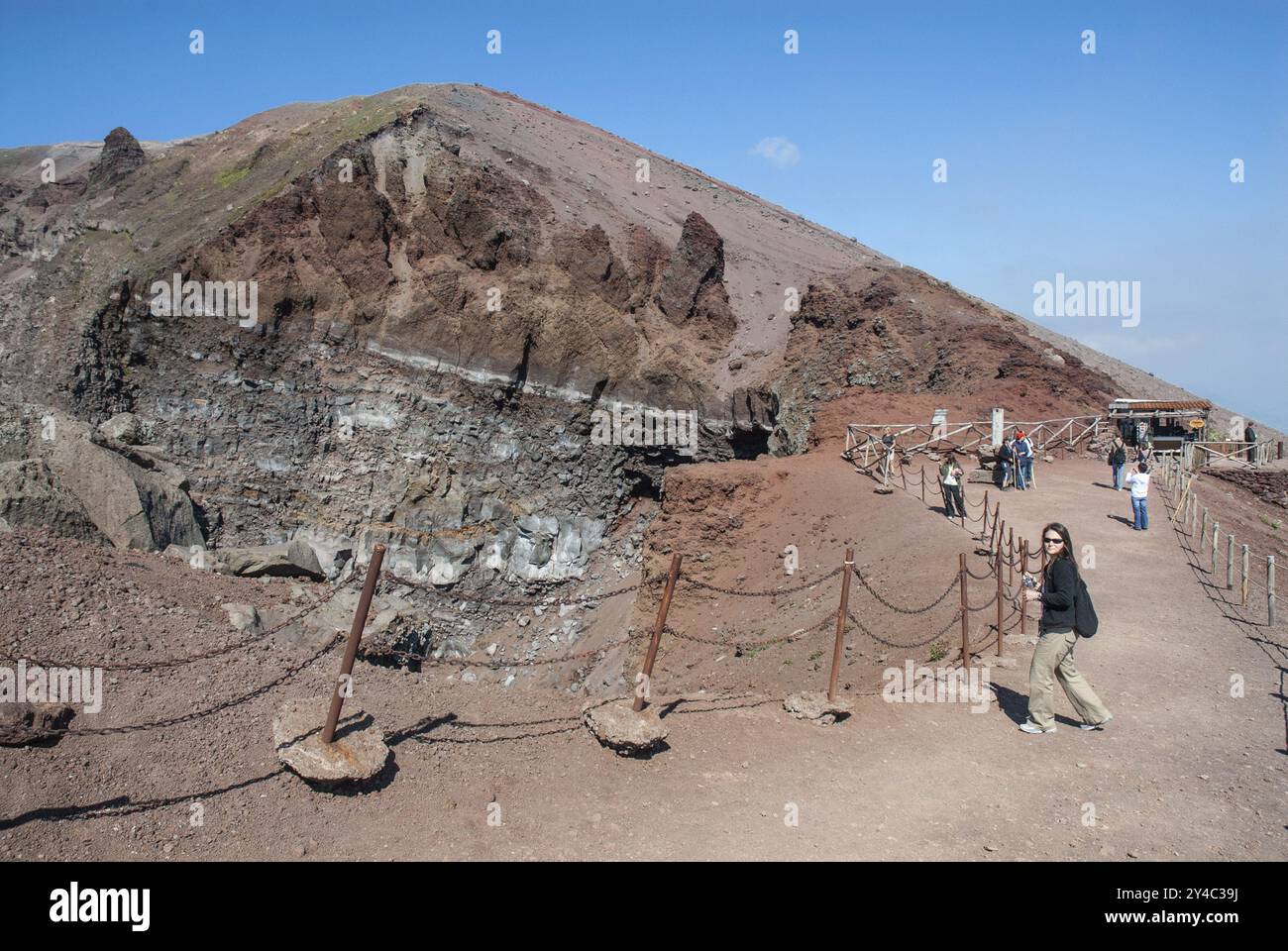 Touristen auf einem Pfad entlang des Kraterrandes, Vesuv, in der Nähe von Neapel, Parco Nazionale del Vesuvio, Kampanien, Italien, Europa Stockfoto