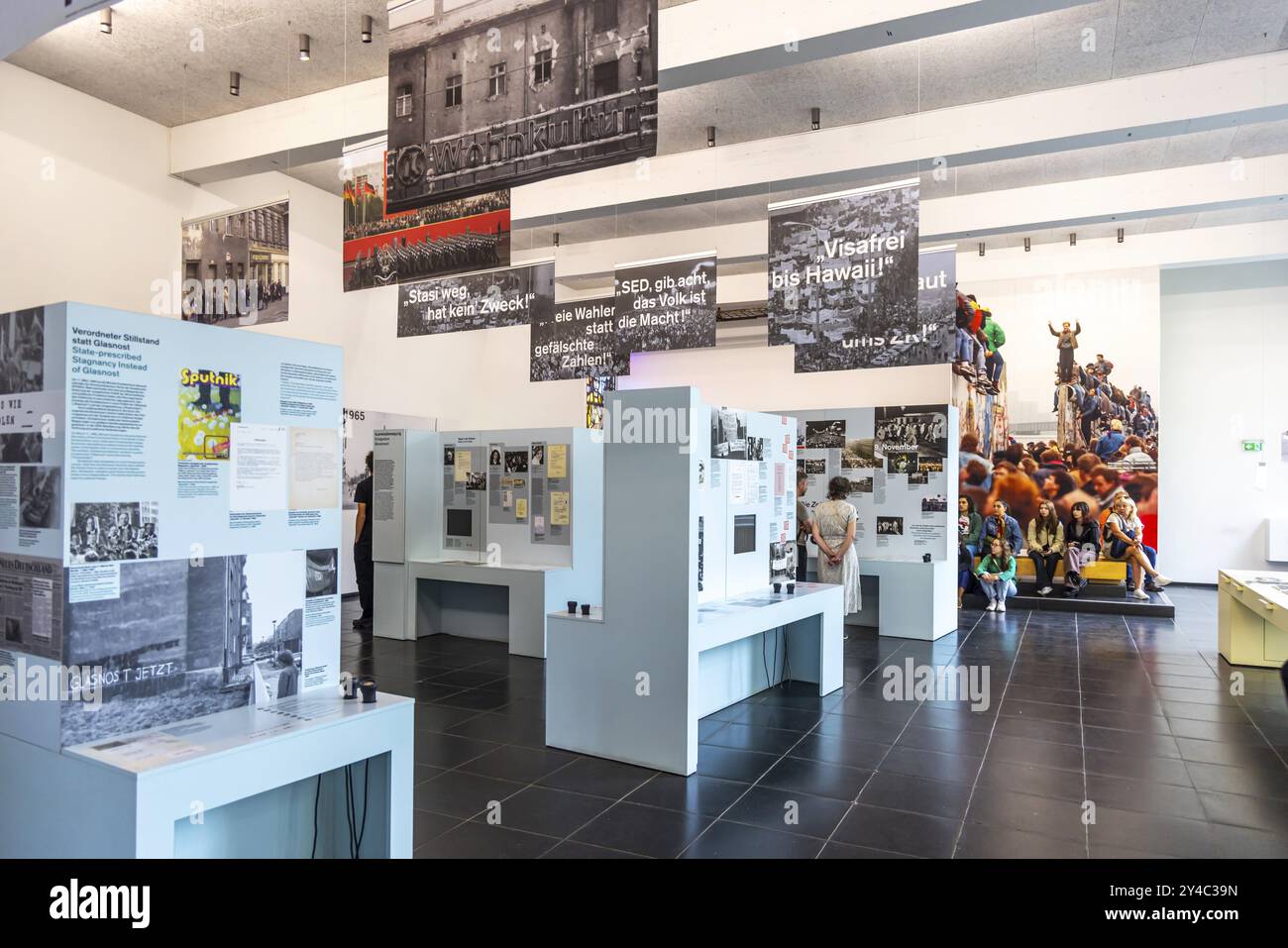Gedenkstätte Berliner Mauer, Anblick und Erinnerung an die Spaltung durch die Berliner Mauer und an die Todesopfer an der Grenze. Bernauer Straße, Berlin, Deutschland, Eu Stockfoto